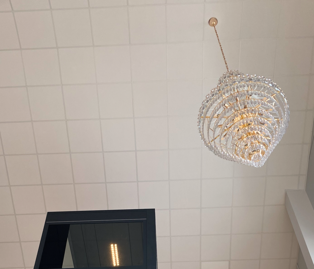 Installation av en plattformshiss hos en kund i Ystad där de har installerat en takkrona i sin butik