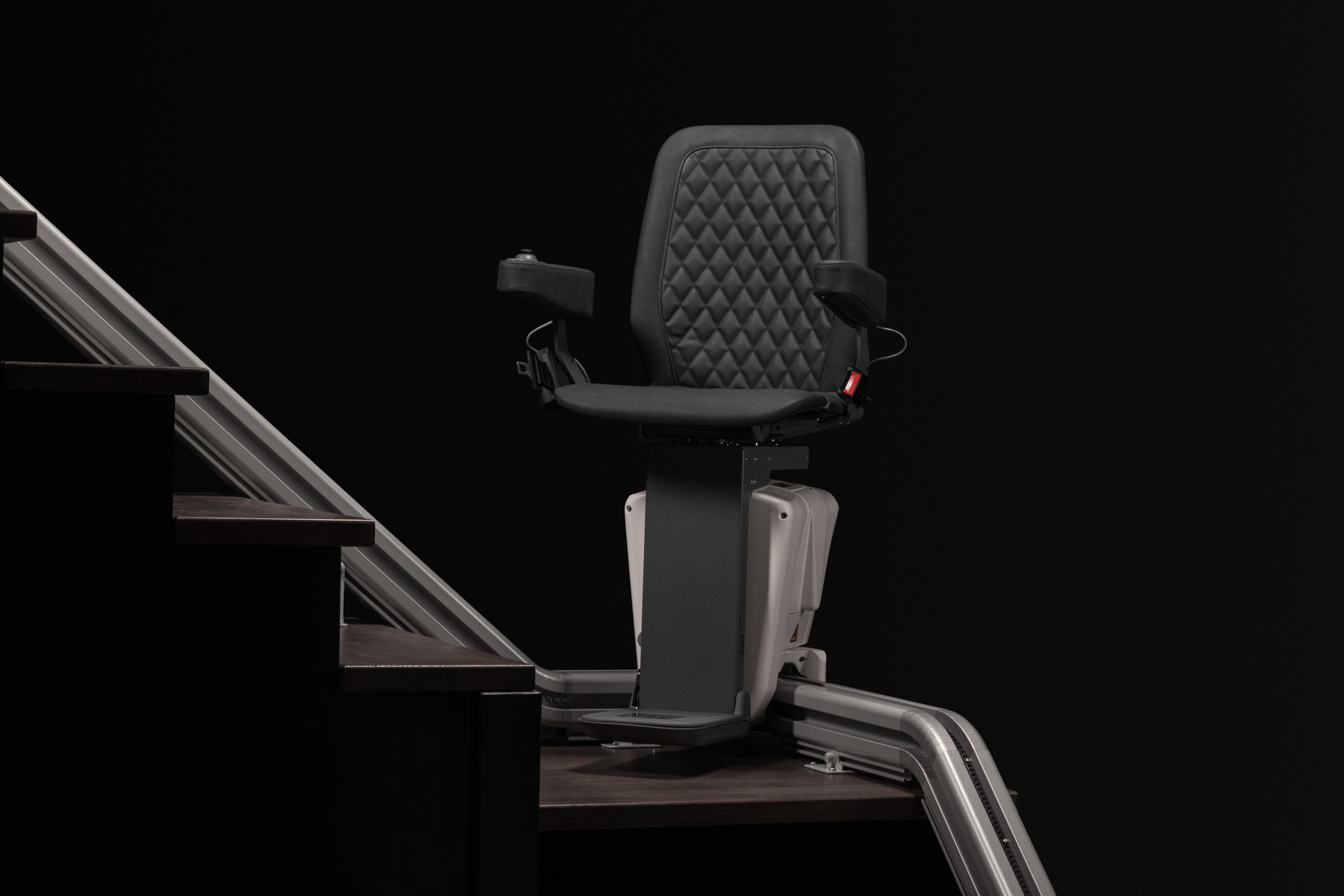 Stoltrapphiss i antracit läderliknande klädsel från Sydhiss leverantör Devi Lifts.