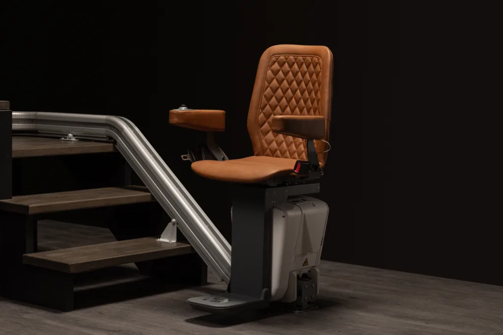 Stoltrapphissen UP med klädsel i cognac 