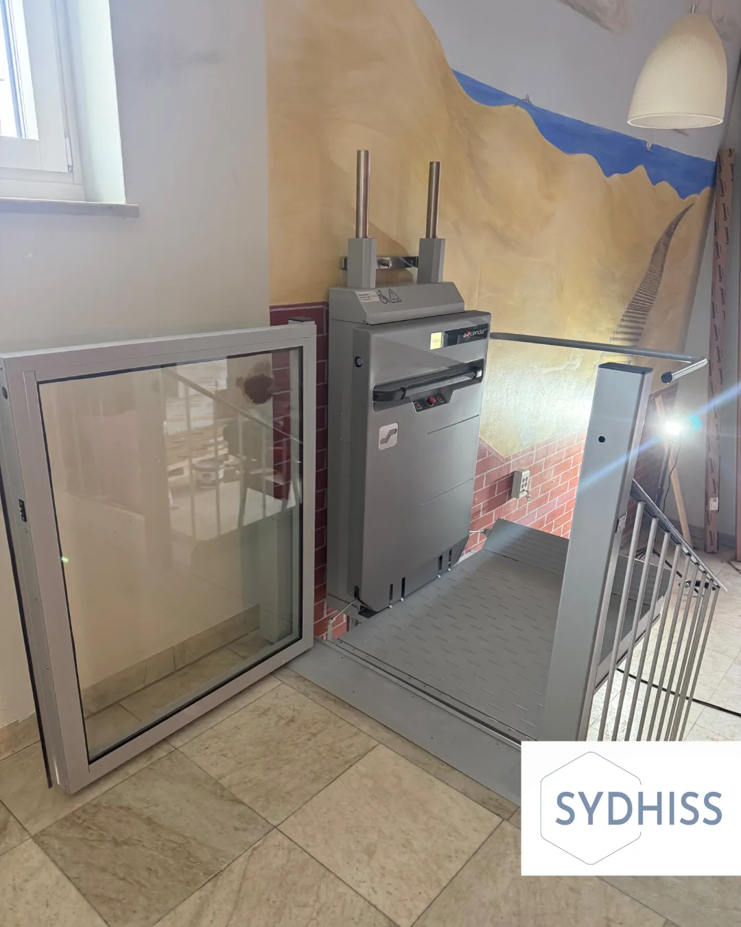 Sydhiss har installerat en Ascendor PLV9 i entrén till en kommersiell fastighet