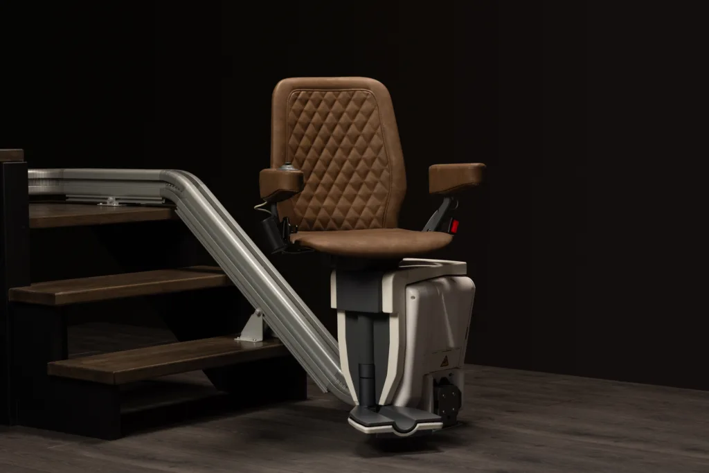 Trappstolhiss i brunt konstläder från Devi Stairlifts